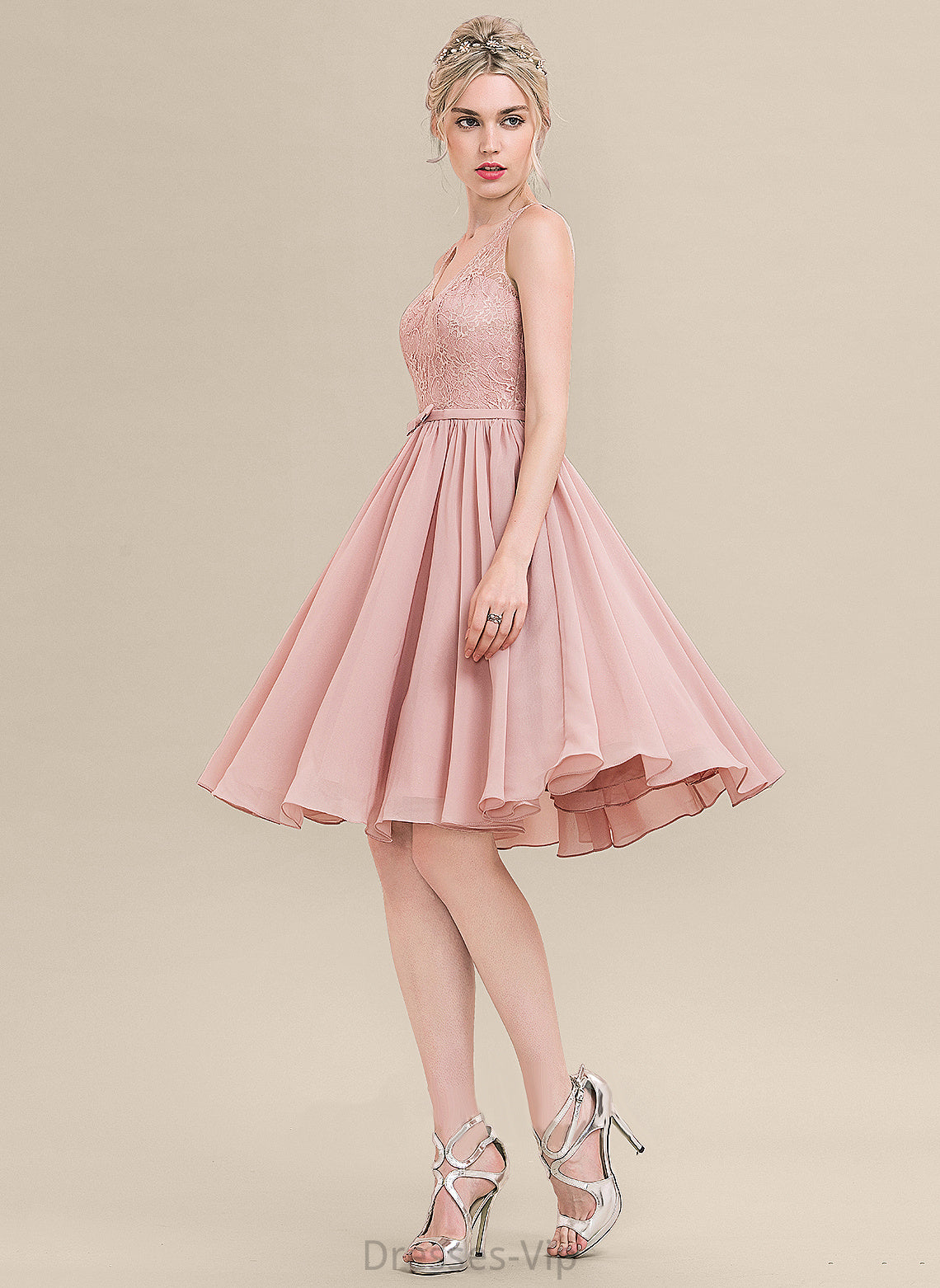 Chiffon Homecoming Dresses With Lace A-Line Lace Knee-Length Homecoming Dress V-neck Carina Bow(s)