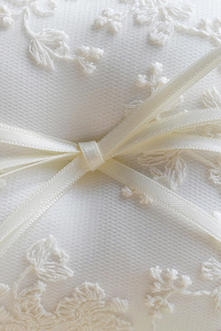 Ring Pillow In Lace With Ribbons