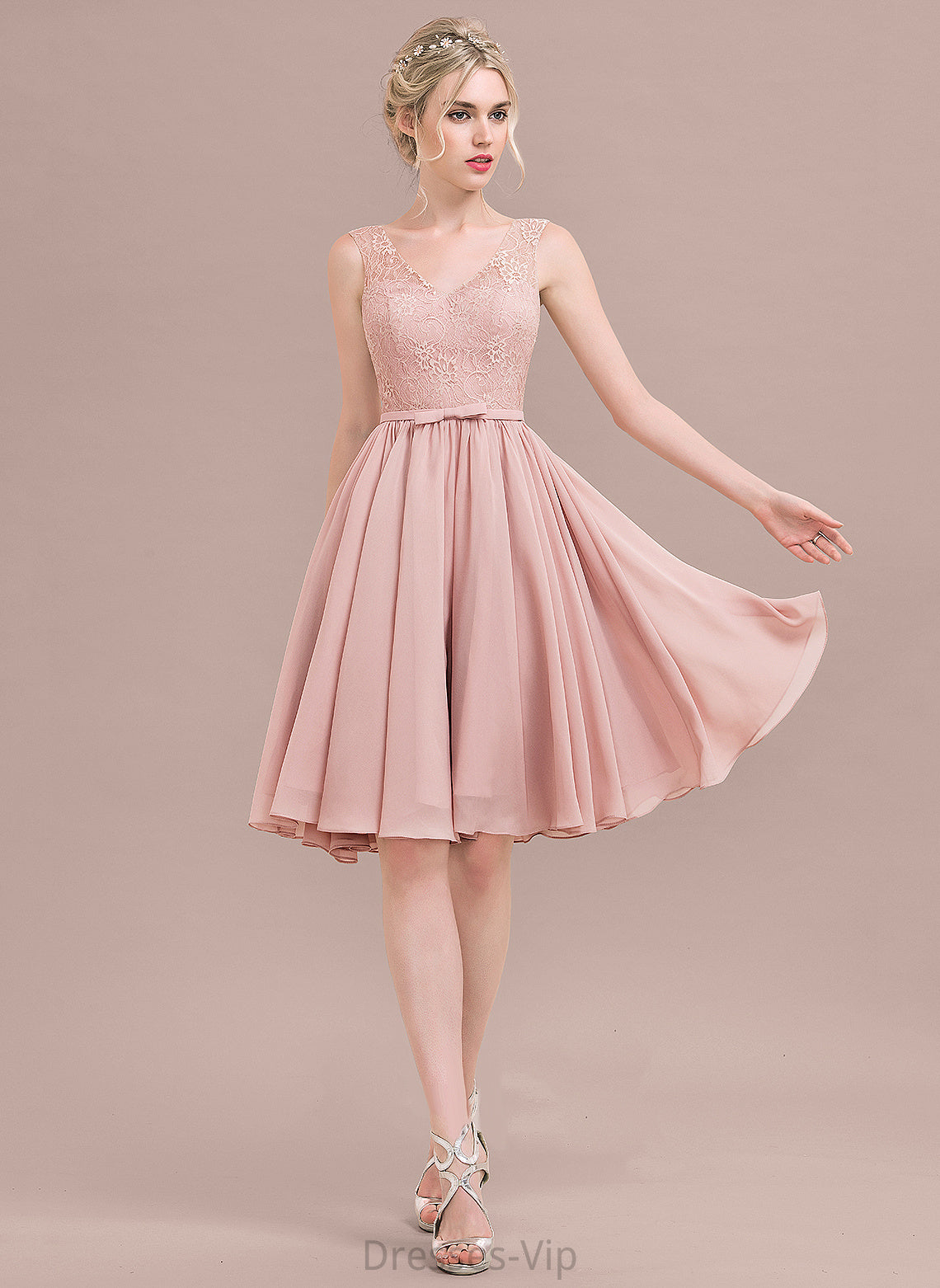 Chiffon Homecoming Dresses With Lace A-Line Lace Knee-Length Homecoming Dress V-neck Carina Bow(s)