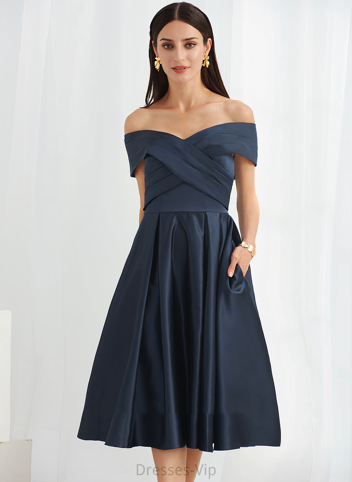 Satin A-Line Pockets With Maisie Dress Off-the-Shoulder Cocktail Dresses Knee-Length Cocktail