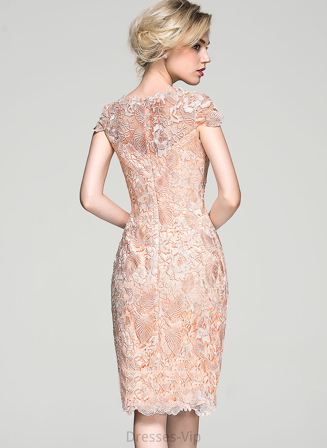 Dress Jayla Cocktail Neck Scoop Knee-Length Lace Cocktail Dresses Sheath/Column