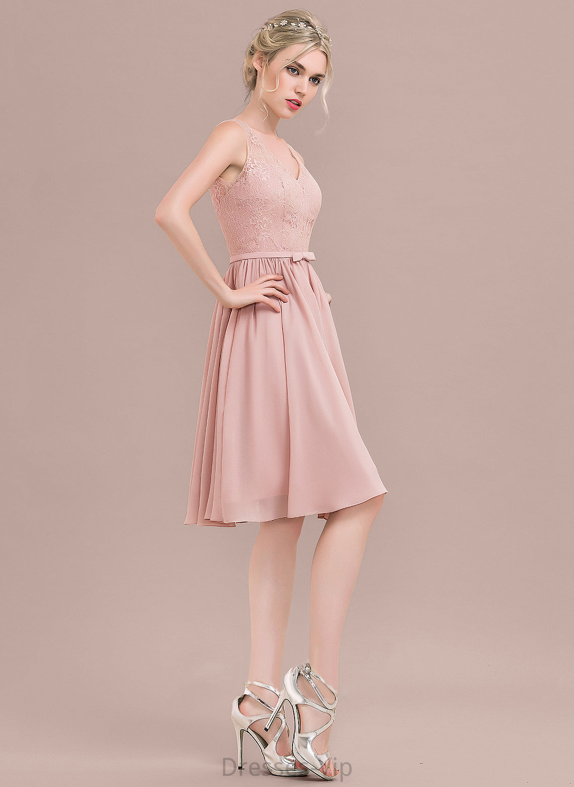 Chiffon Homecoming Dresses With Lace A-Line Lace Knee-Length Homecoming Dress V-neck Carina Bow(s)