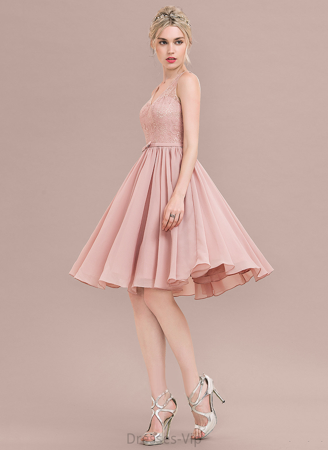 Chiffon Homecoming Dresses With Lace A-Line Lace Knee-Length Homecoming Dress V-neck Carina Bow(s)