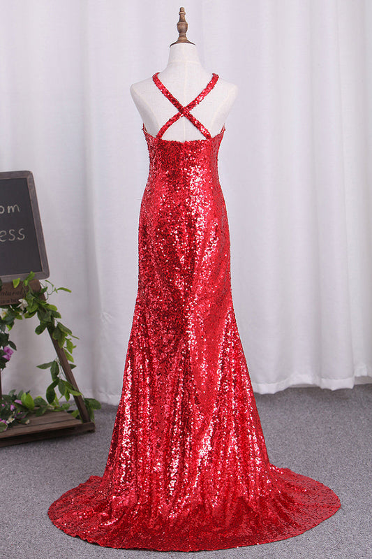 2024 Hot Mermaid Sequins Prom Dresses Halter With Slit Open Back