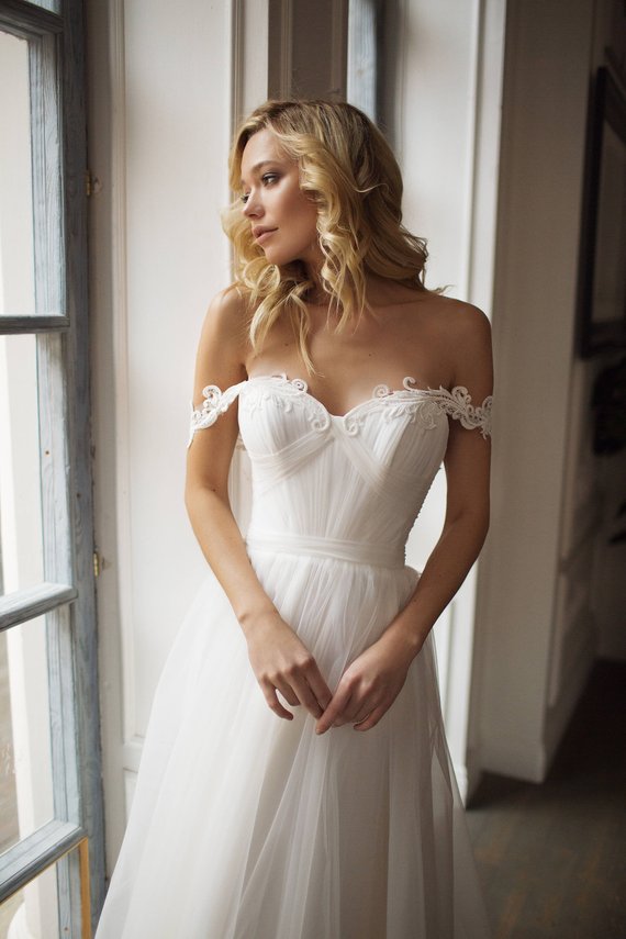 Off Shoulder Sweetheart Tulle Lace Appliques Sweep Train Wedding Dresses